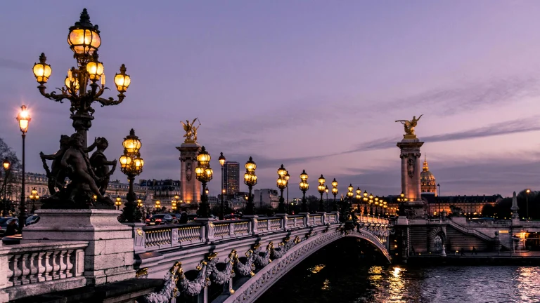 Paris Travel Guide: The Ultimate Guide to the City of Light